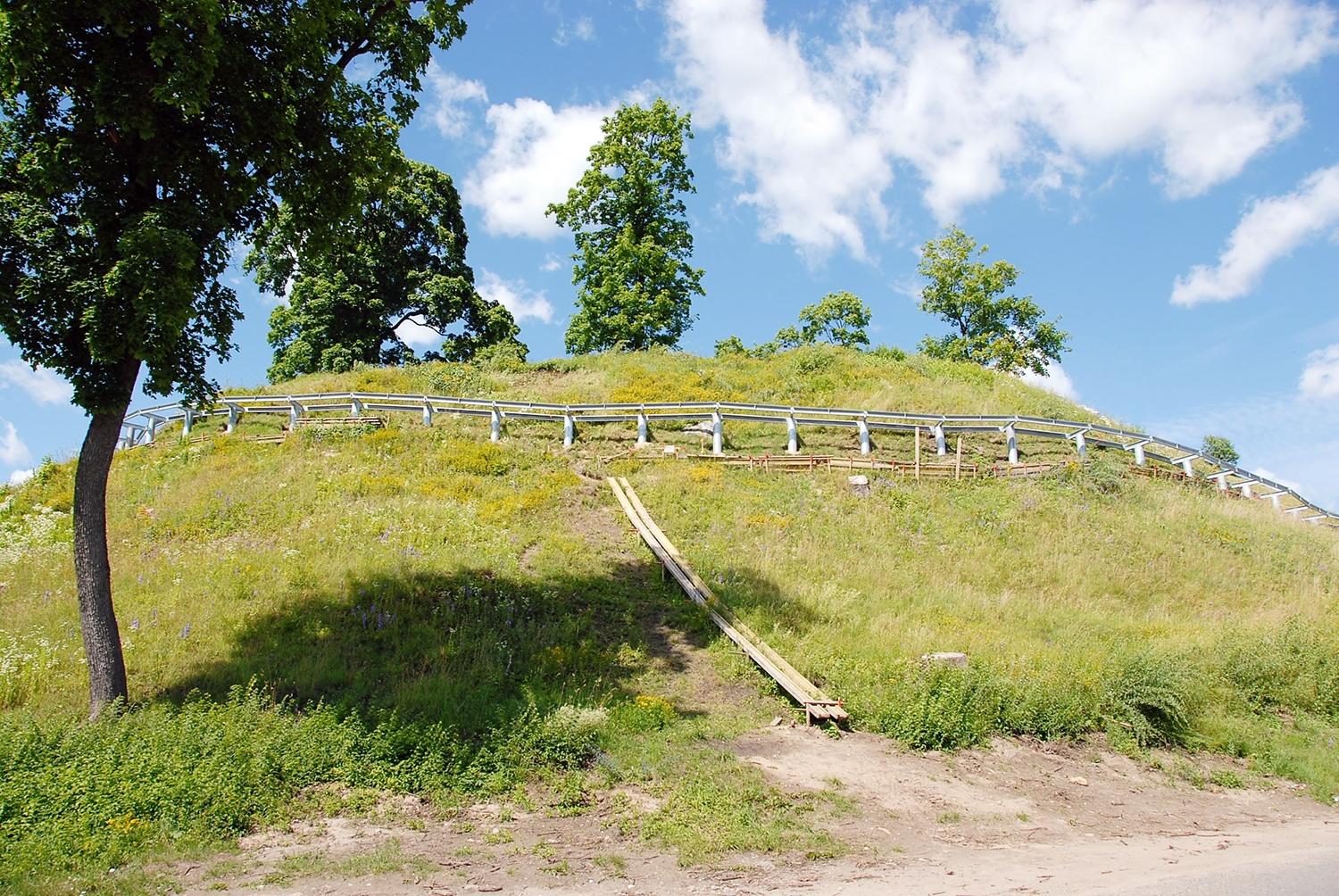Ukmergės piliakalnio tvarkymą pavadino žiauriu / Darbų ant Ukmergės piliakalnio paveldosaugininkai nepagyrė. Gedimino Nemunaičio nuotr.