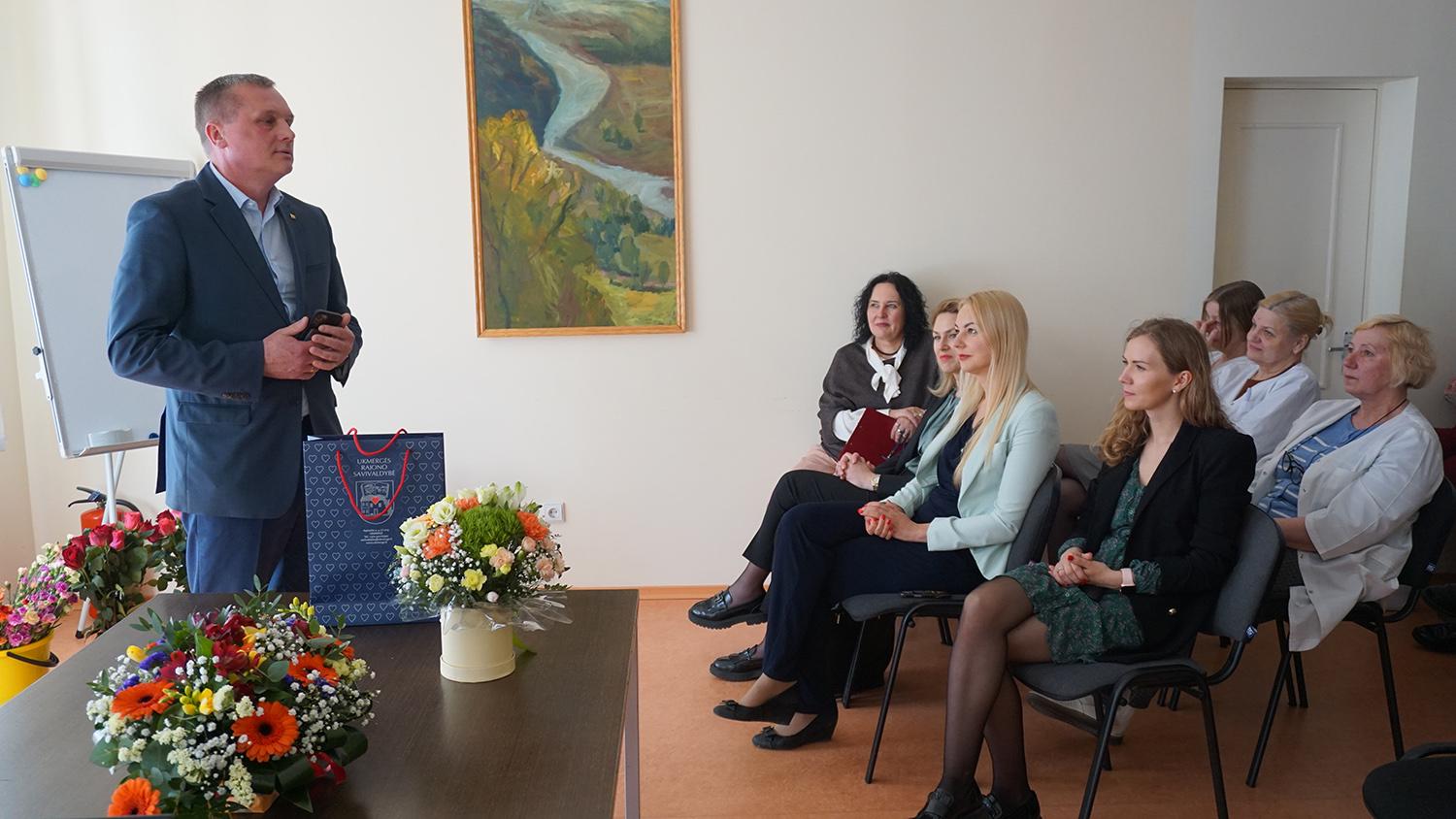 Ukmergės PSPC pagerbti ir pasveikinti slaugytojai / Rajono meras su profesine švente pasveikino slaugytojas.