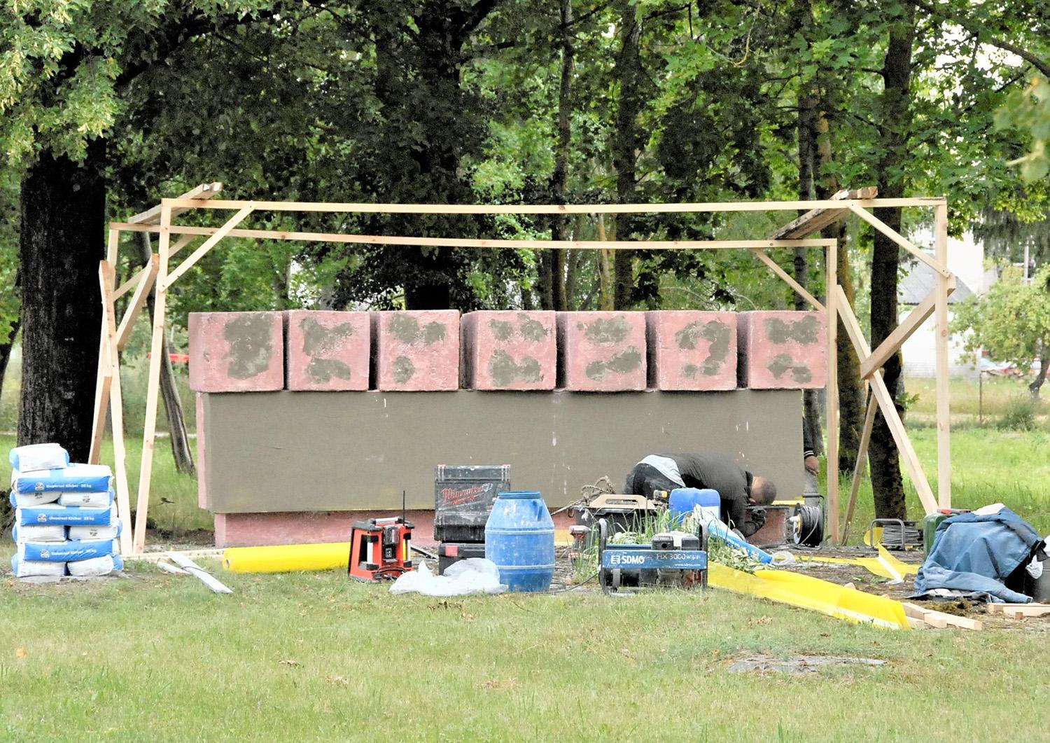 Ukmergės riboženkliai švies / Renovuojamas pirmasis Ukmergės riboženklis.