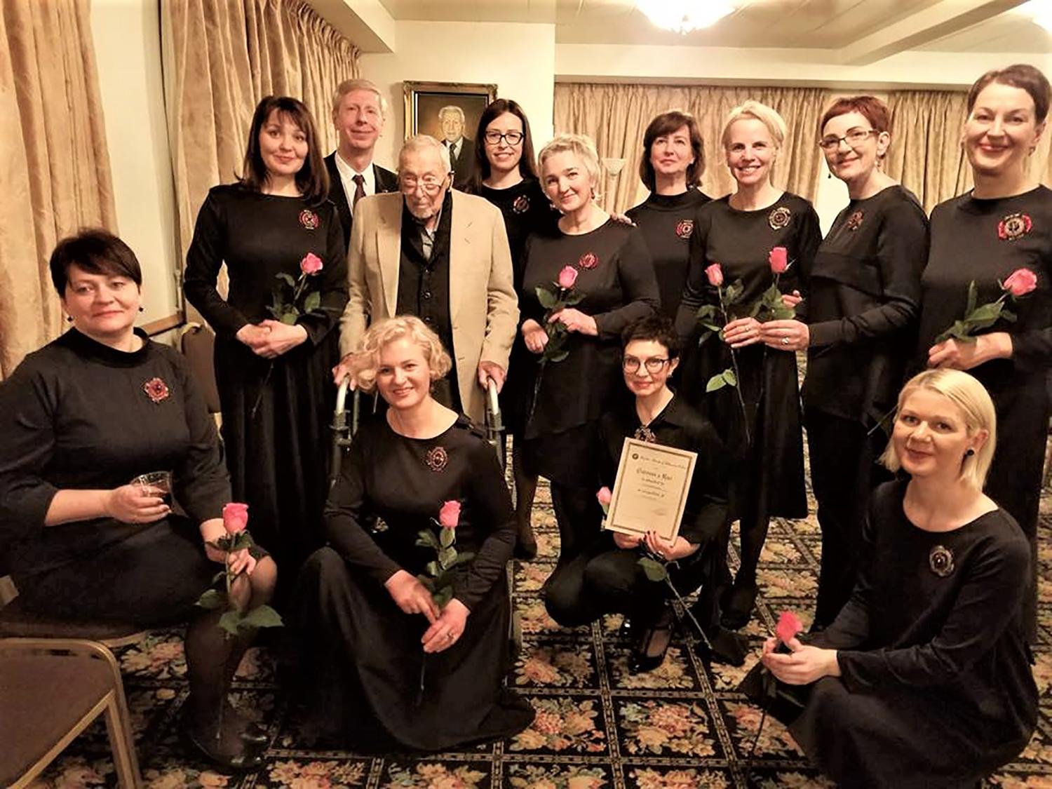 Ukmergiškės į JAV nuvežė dalelę Lietuvos / „Cantilenos“ atlikėjos su Balzeko lietuvių kultūros muziejaus įkūrėju Stenliu Balzeku ir kraštiečiu profesoriumi Dariumi Kučinsku.