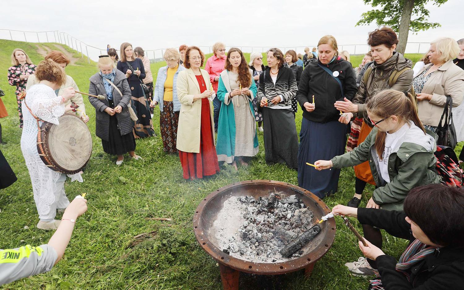 Ukmergiškės pasveikino vasarą / Gaudant vasarą piliakalnio viršukalnėje liepsnojo laužas