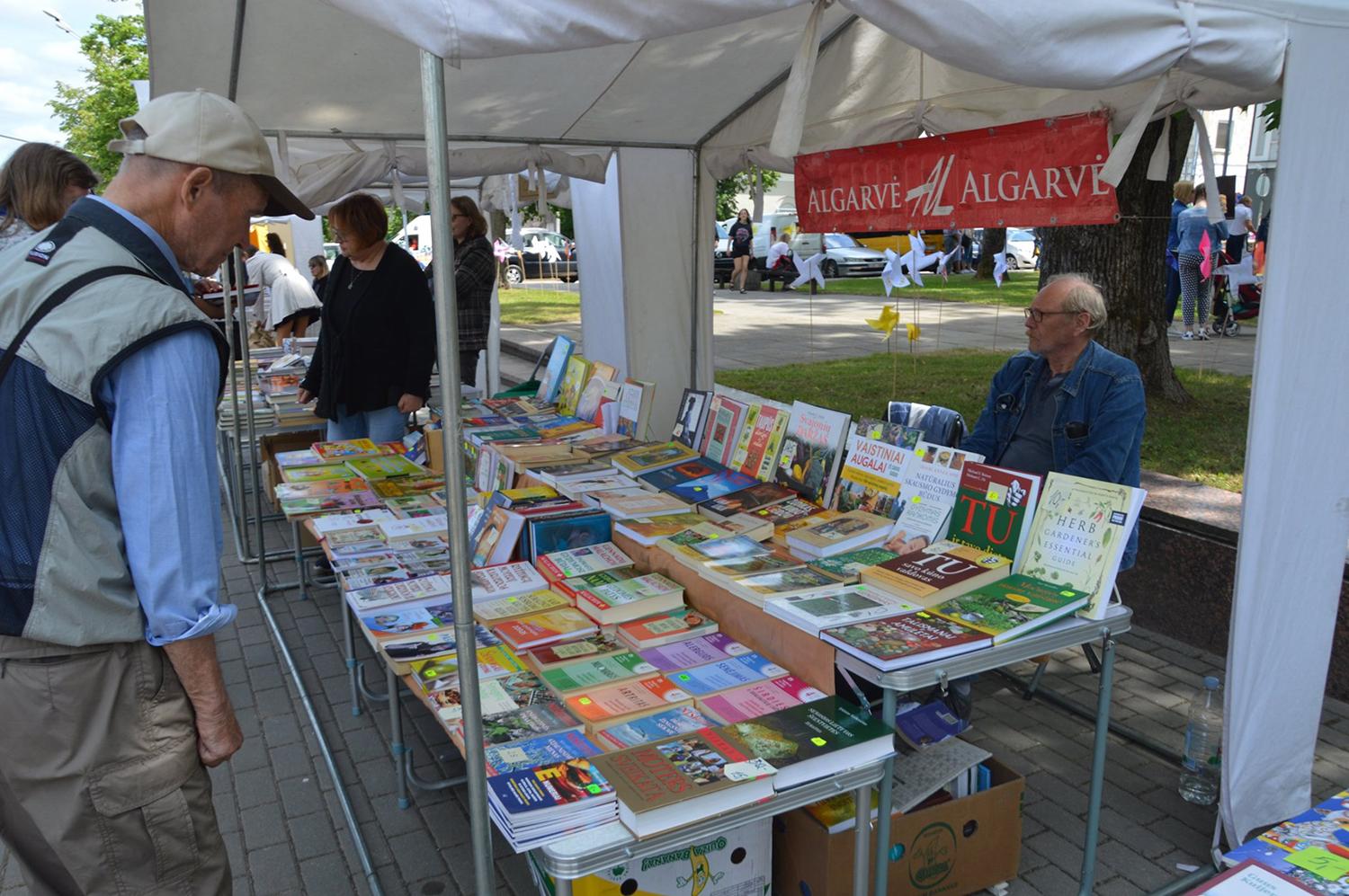 Ukmergiškiai domėjosi leidiniais / Prie knygų būriavosi žmonės. Kristinos Darulienės nuotr.