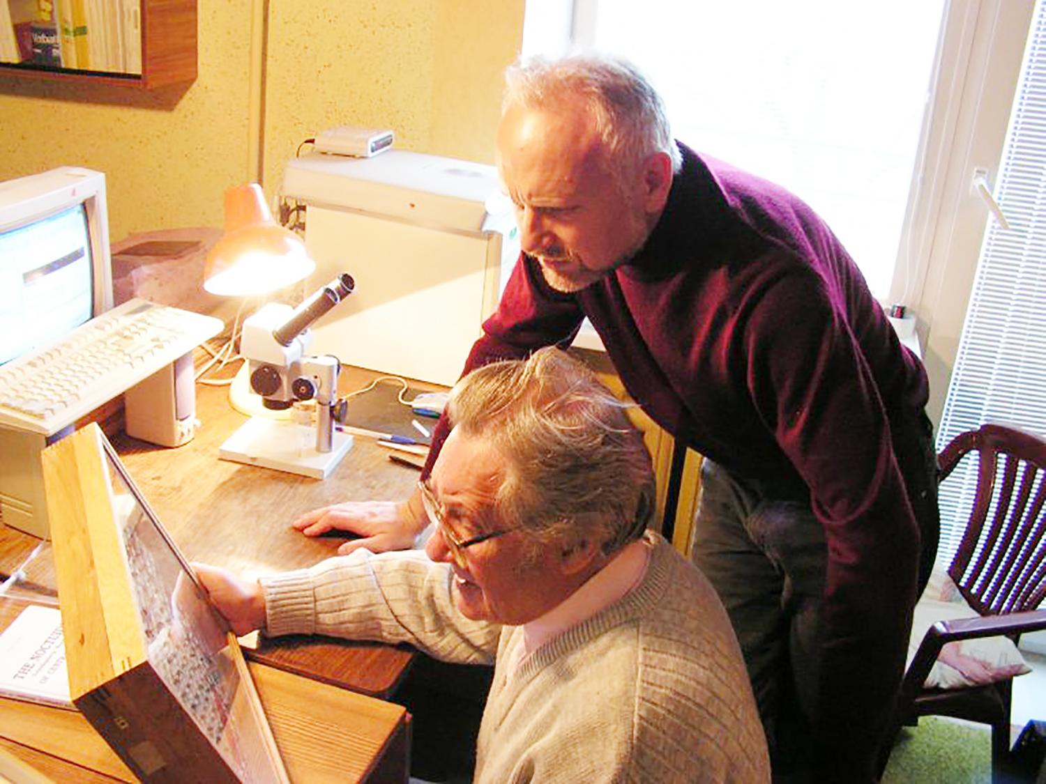 Ukmergiškio G. Švitros dovana universitetui – drugelių kolekcija / Profesorius Ričardas Kazlauskas ir Giedrius Švitra.   Asmeninio albumo nuotr.