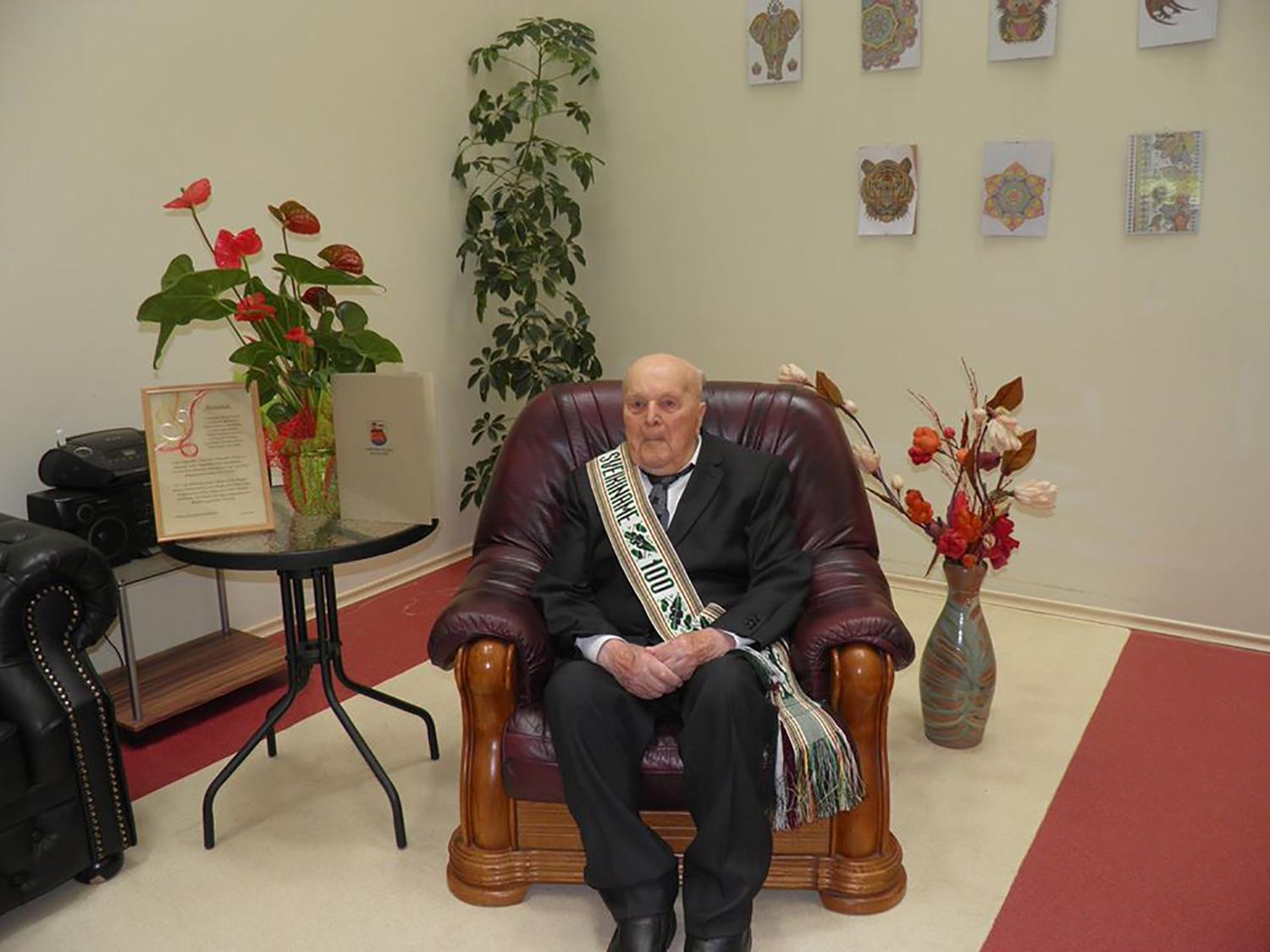 Ukmergiškis pasveikintas su 100-uoju gimtadieniu / Birželio 9-ąją ukmergiškis A. Varžgalys paminėjo 100 metų jubiliejų.  I. Laukaitytės nuotr.