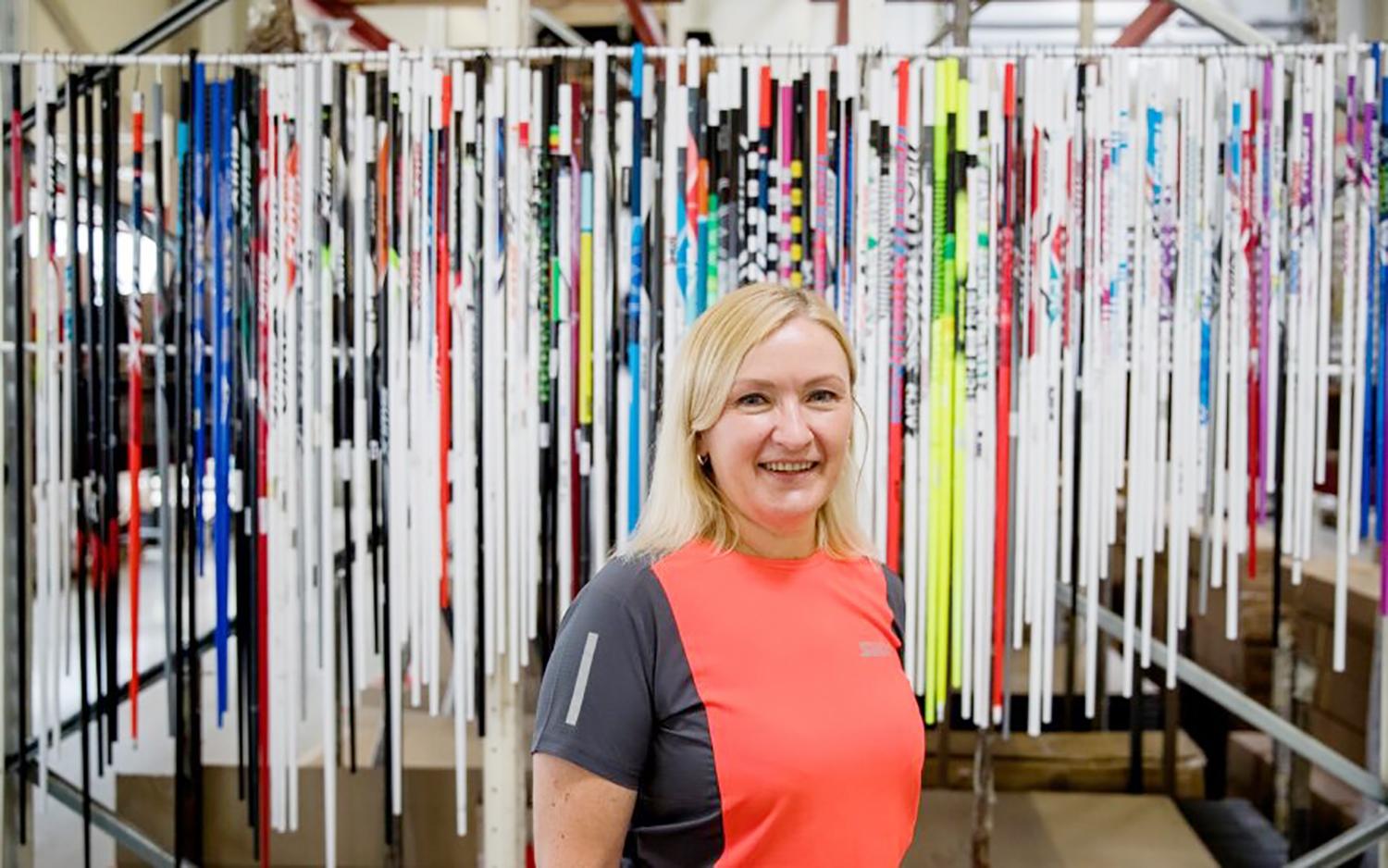 Ukmergiškių pagaminta produkcija atsiduria medalininkų rankose / „Brav LT“ vadovė Lina Janulevičiūtė.  Domanto Pipo nuotr.