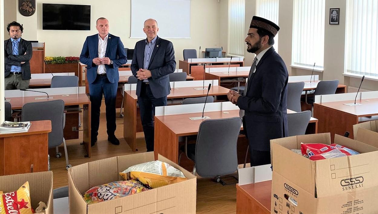 Ukmergiškių šeimoms – musulmonų dovanos / Svečiai atvežė dovanų.  Dariaus Paškevičiaus nuotr.