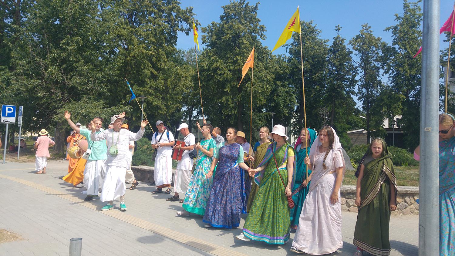 Ukmergiškius kvietė prisiminti vertybes ir laimę / Padajatros festivalio dalyviai jo nuotaiką atvežė ir į Ukmergę. Autorės nuotr.