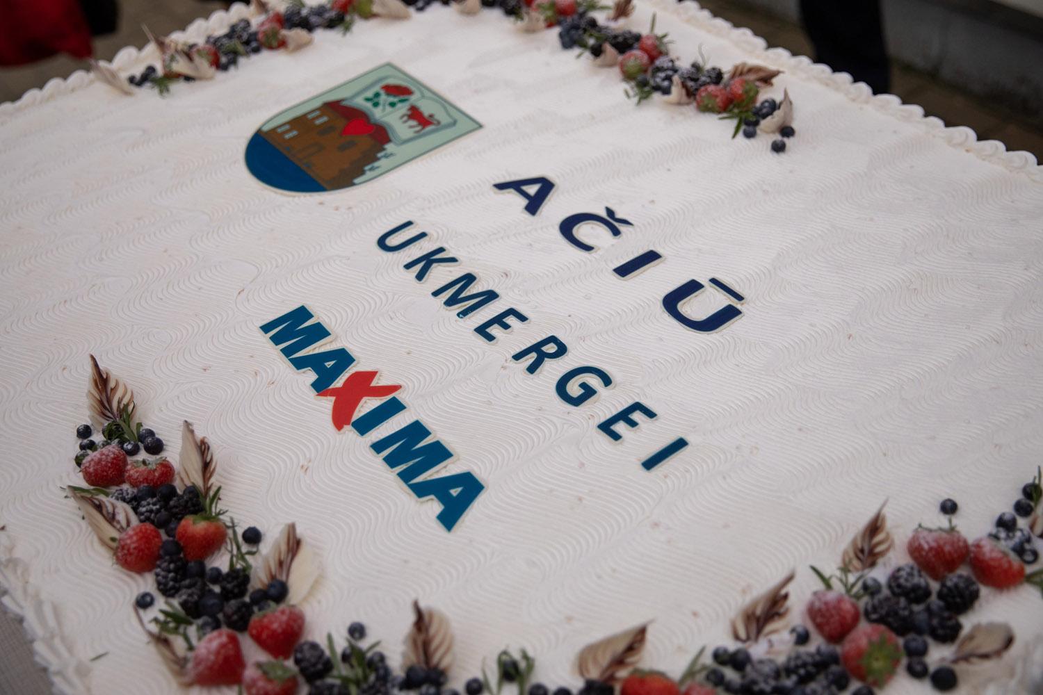 Ukmergiškius vaišino tortu / Padėka ukmergiškiams – tortas.