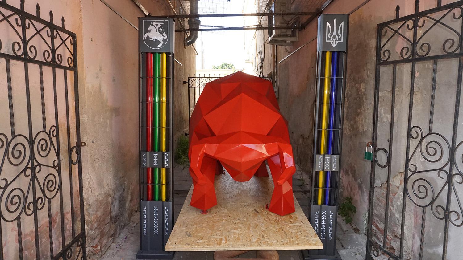 Ukrainiečiai padovanojo Ukmergei raudoną jautį / Korostenio gyventojai Ukmergei padovanojo raudoną jautį.