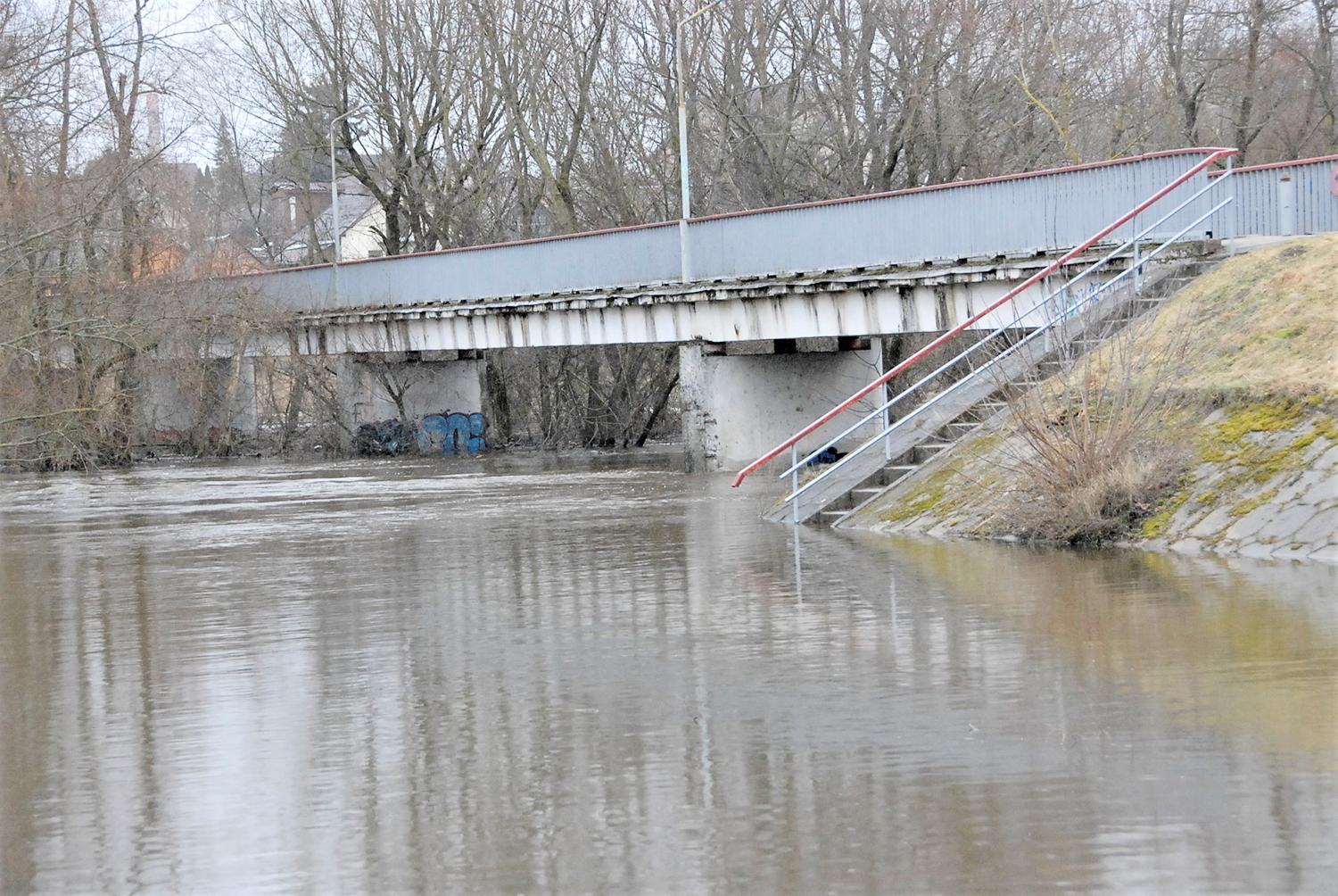 Upės potvynis pasiekė gyventojų rūsius / Šiemet Šventosios potvynis – kaip niekad didelis.  Gedimino Nemunaičio nuotr.