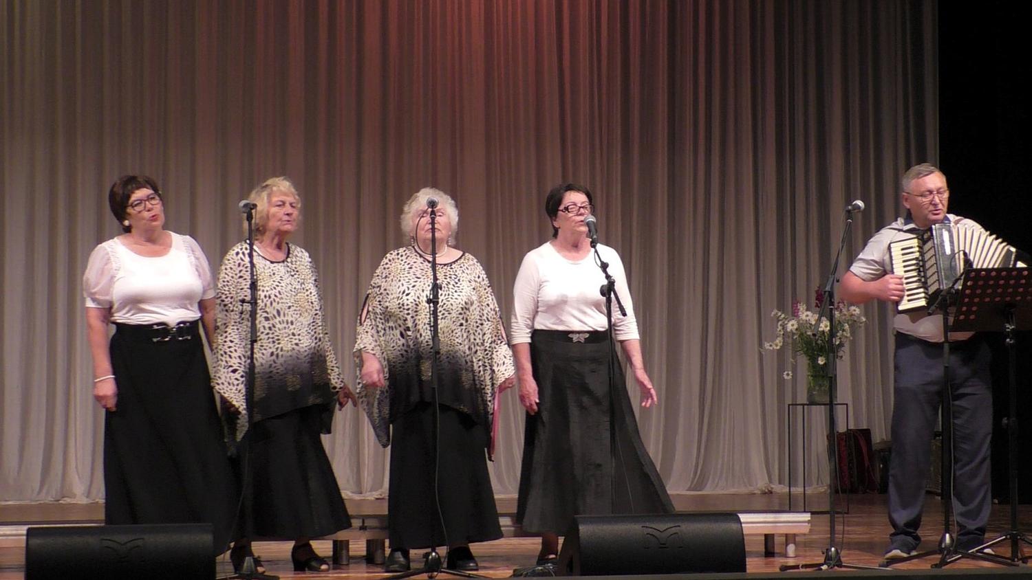 Utenoje skambėjo „Bočių“ dainos / Klubo ansamblis „Gija“. Dainuoja V. Naraškevičius.