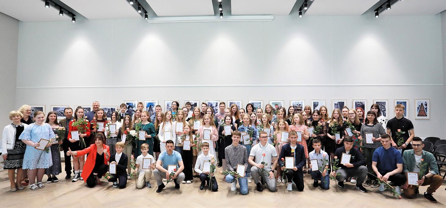 Už gabumus ir pasiekimus – piniginiai prizai / Moksleiviai už pasiekimus apdovanoti piniginiais prizais.