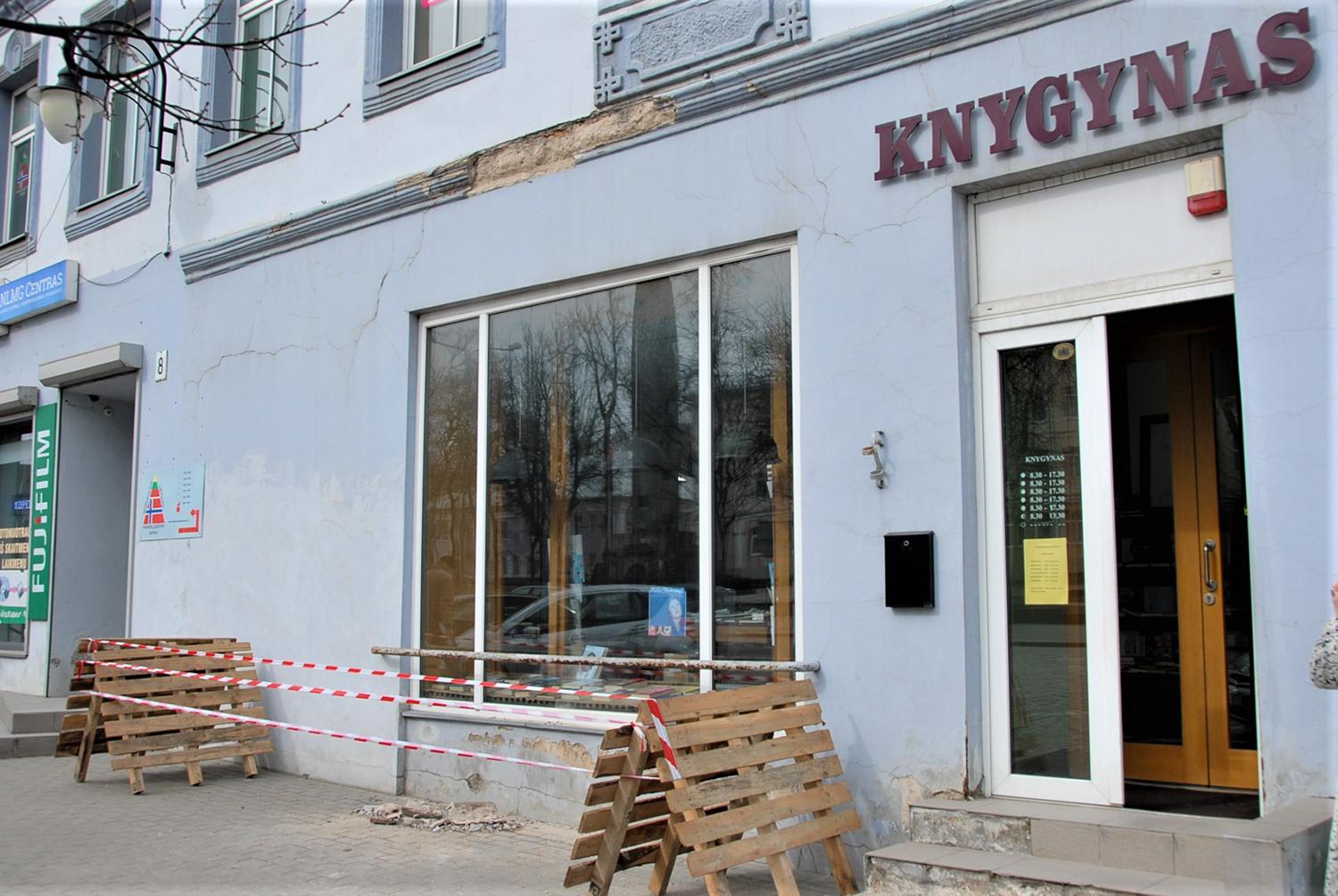 Už pastato priežiūrą atsakingas jo savininkas / Dėl atskilusio tinko pastatyta užtvara. Gedimino Nemunaičio nuotr.