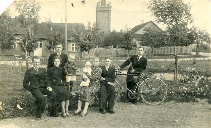 – teigė tarpukario prekybininkai / Nuotraukos Ukmergės kraštotyros muziejaus Lietuvos integralios muziejų informacinės sistemos.Kęstučio aikštė Ukmergėje