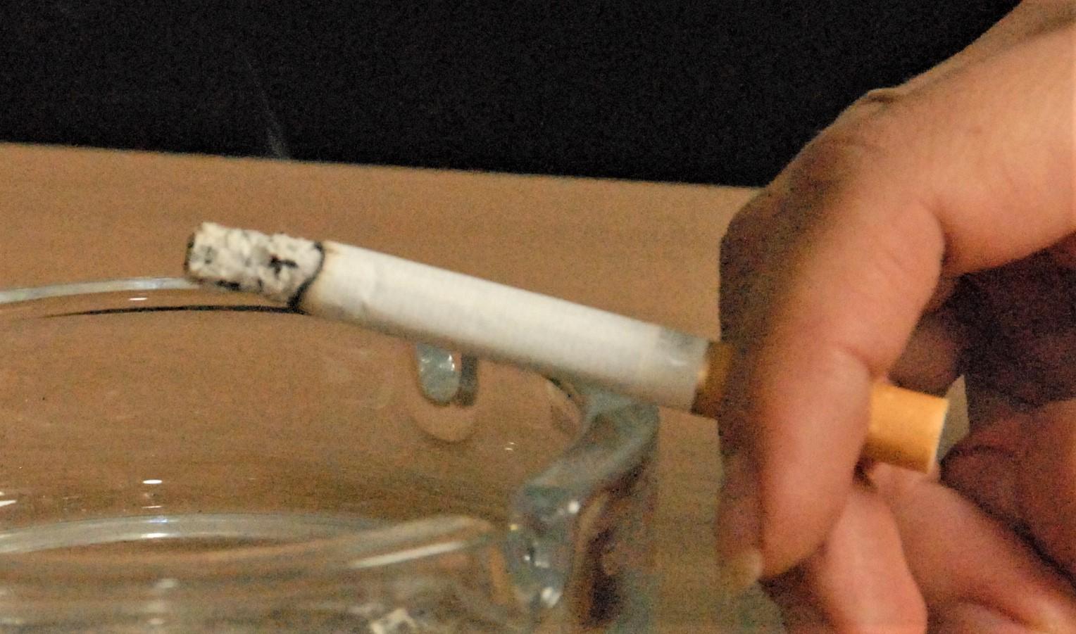 Už rūkymą balkone galima sulaukti iki 120 eurų baudos /