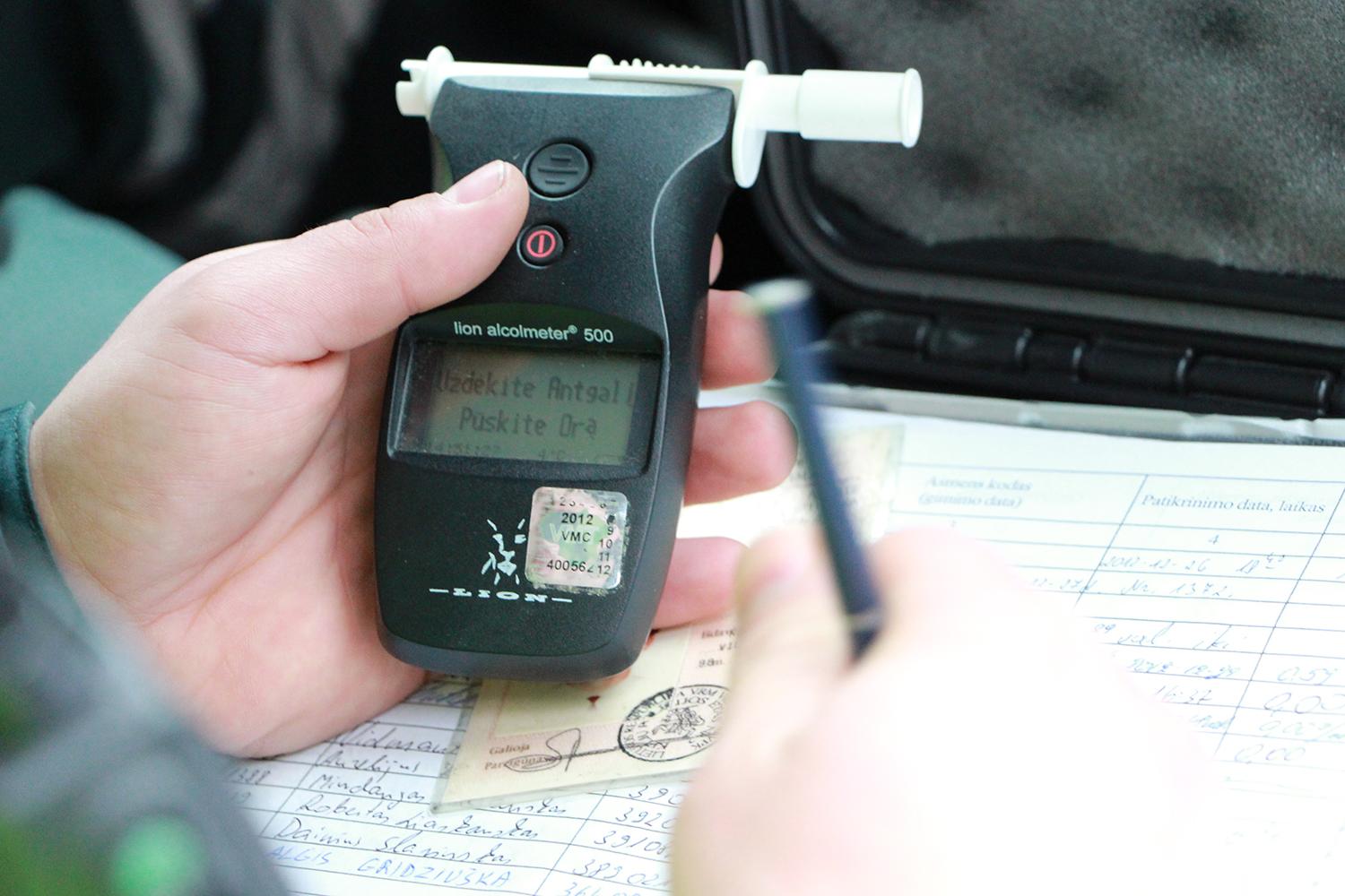 Už vairavimą neblaiviam – baudžiamoji atsakomybė / Šiemet girčiausias vairuotojas pripūtė 3