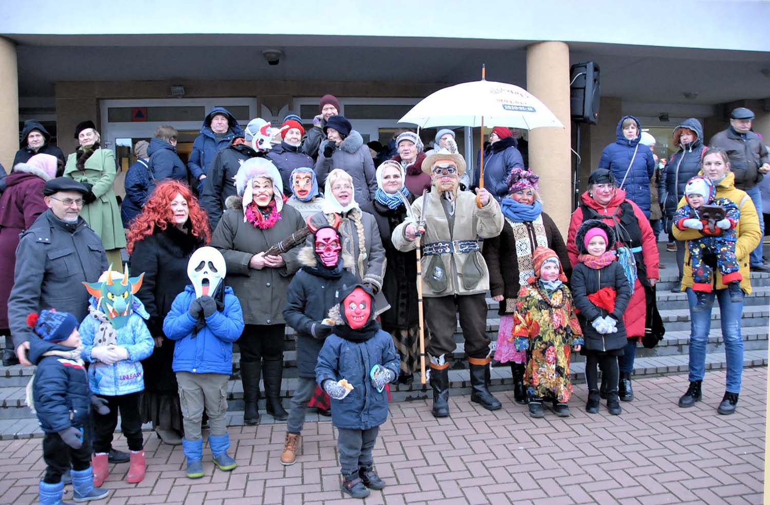 nei linksmybių / Gedimino Nemunaičio nuotr. Prie kultūros centro sudeginta popierinė Morė
