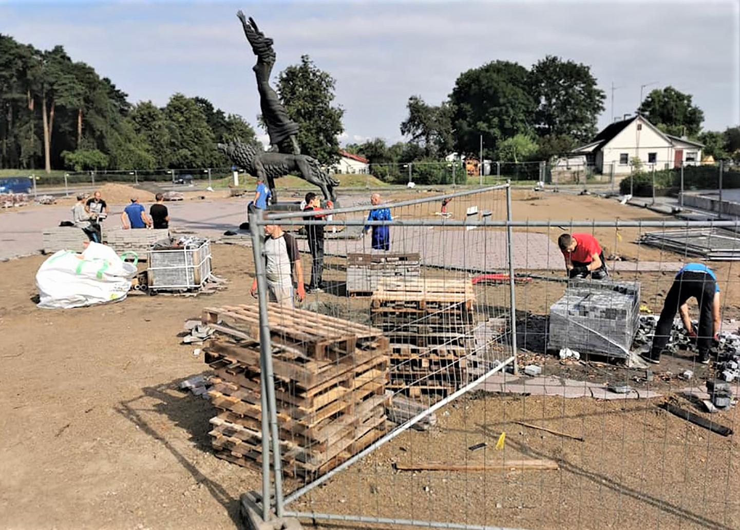 Užkirto kelią nusikalstamai veikai / Iš statybų aikštelės surenkamos plytelės.