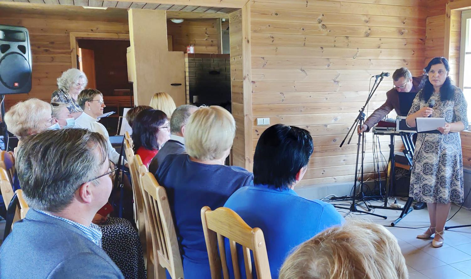 Užulėnyje – padėkos renginys / Prie mikrofono kviesti vis kiti atlikėjai.  Jurgitos Mačiulienės nuotr.