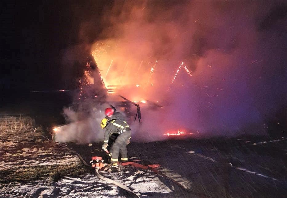 Užulėnyje sudegė ūkinis pastatas / Ukmergės PGT nuotr.