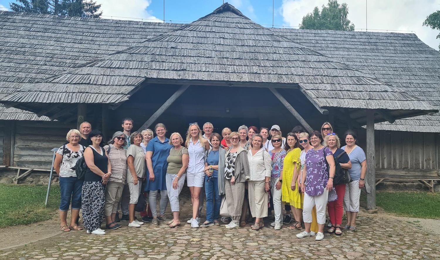 Užupio mokytojai keliavo po Telšius / Užupio mokyklos mokytojai su aktore