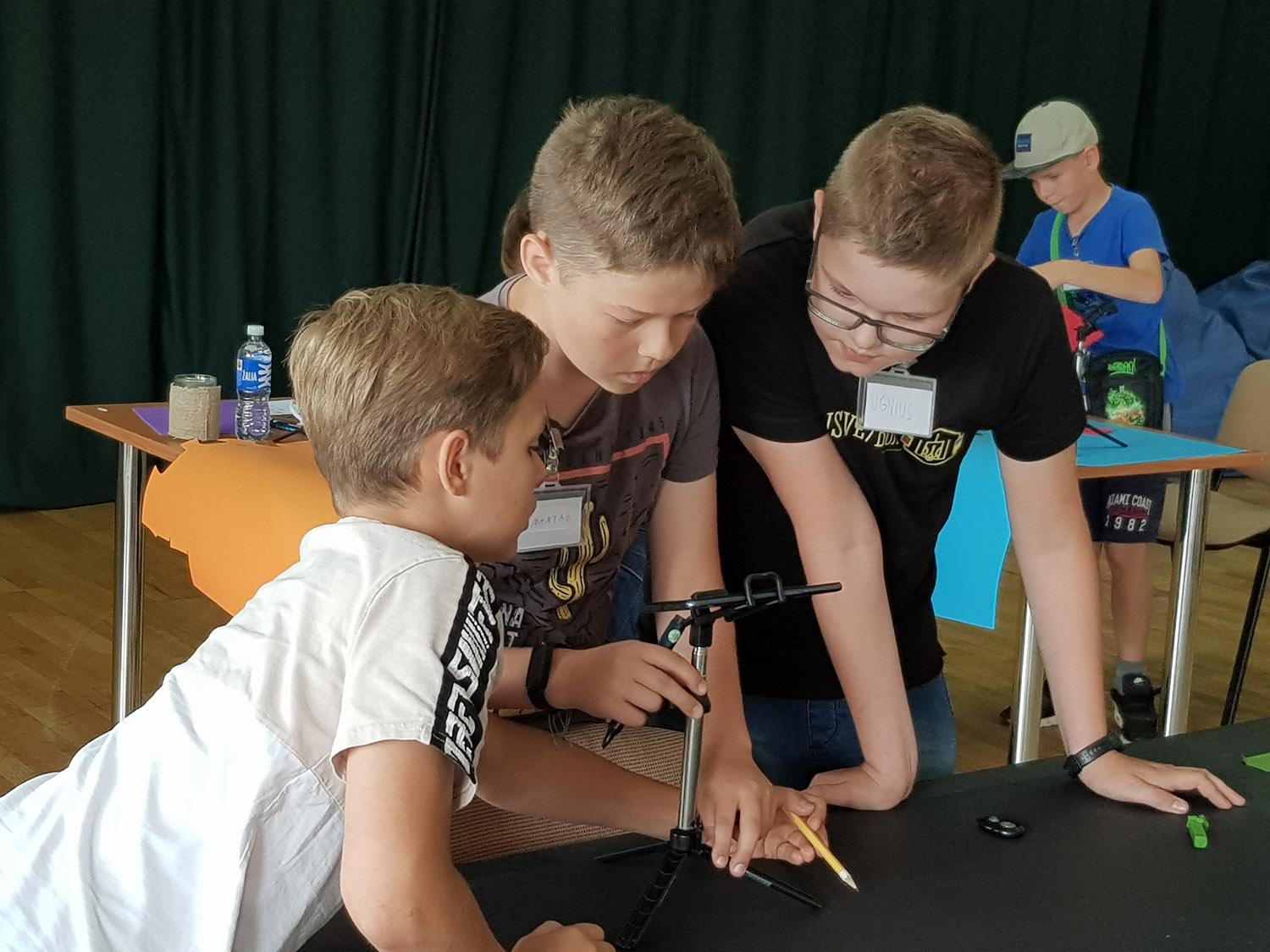 Vaikai kūrė svajonių filmukus / Autoriaus nuotr. Kurdami filmukus vaikai darbavosi kruopščiai ir nuoširdžiai.