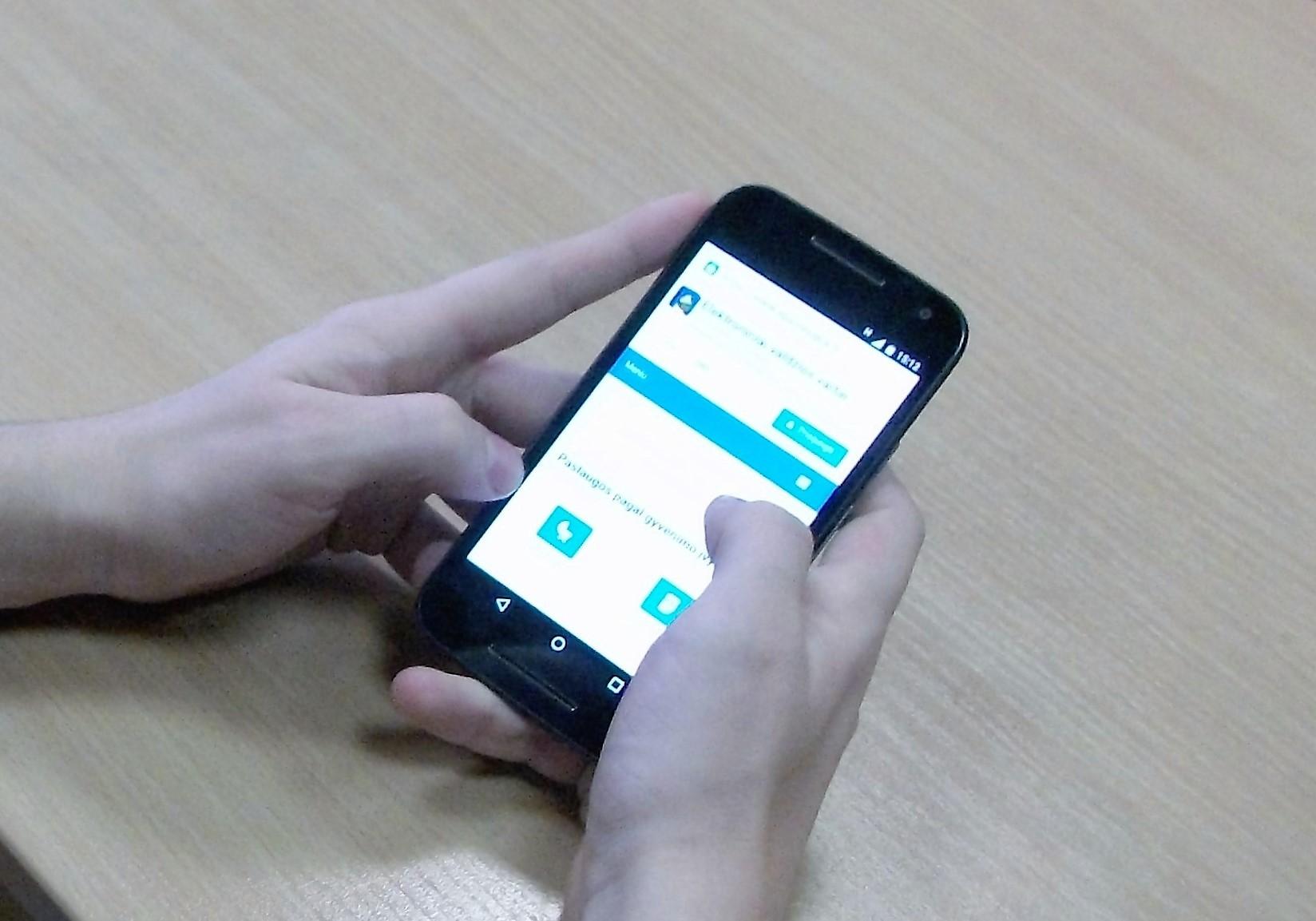 Vaikų darželio auklėtojos pomėgis – skambinti pagalbos telefonu /