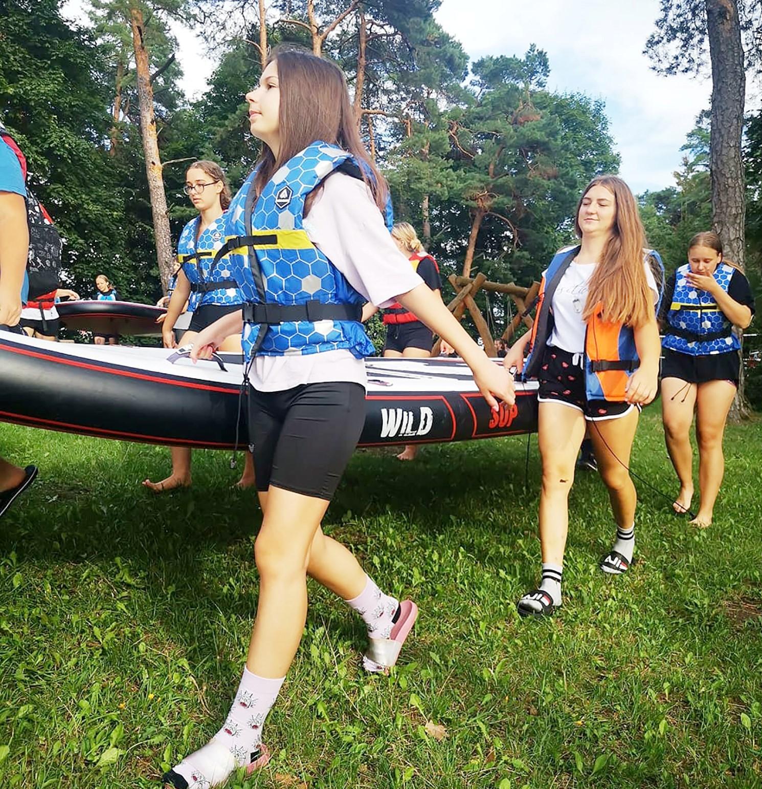 Vaikų džiaugsmo kupinos stovyklos Vepriuose / Stovyklautojai įgūdžius ugdėsi dalyvaudami įvairiose veiklose.