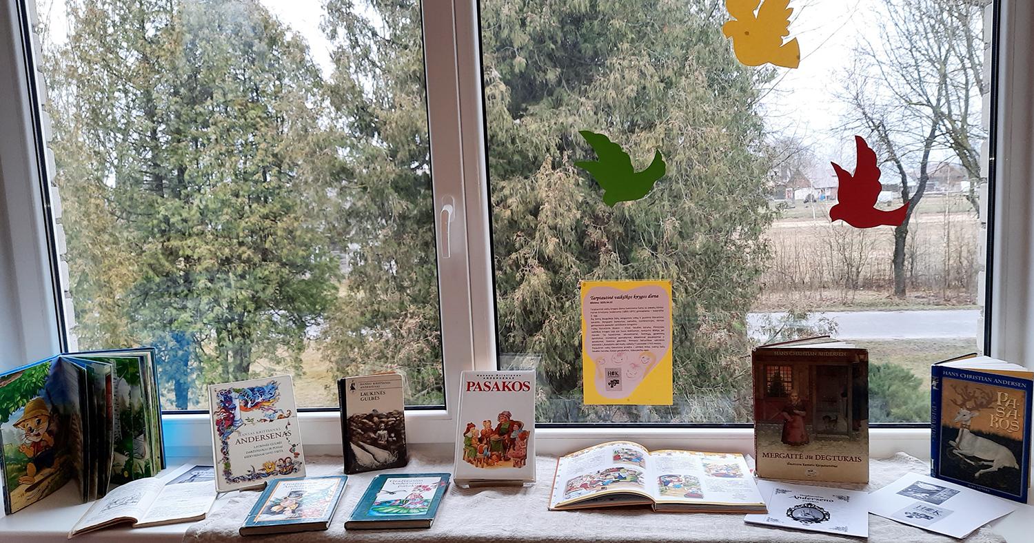 Vaikų knygų dieną minėjome virtualioje pamokoje / Laičių kaimo bibliotekoje surengta žymiausio danų rašytojo H. Ch. Anderseno knygų paroda.