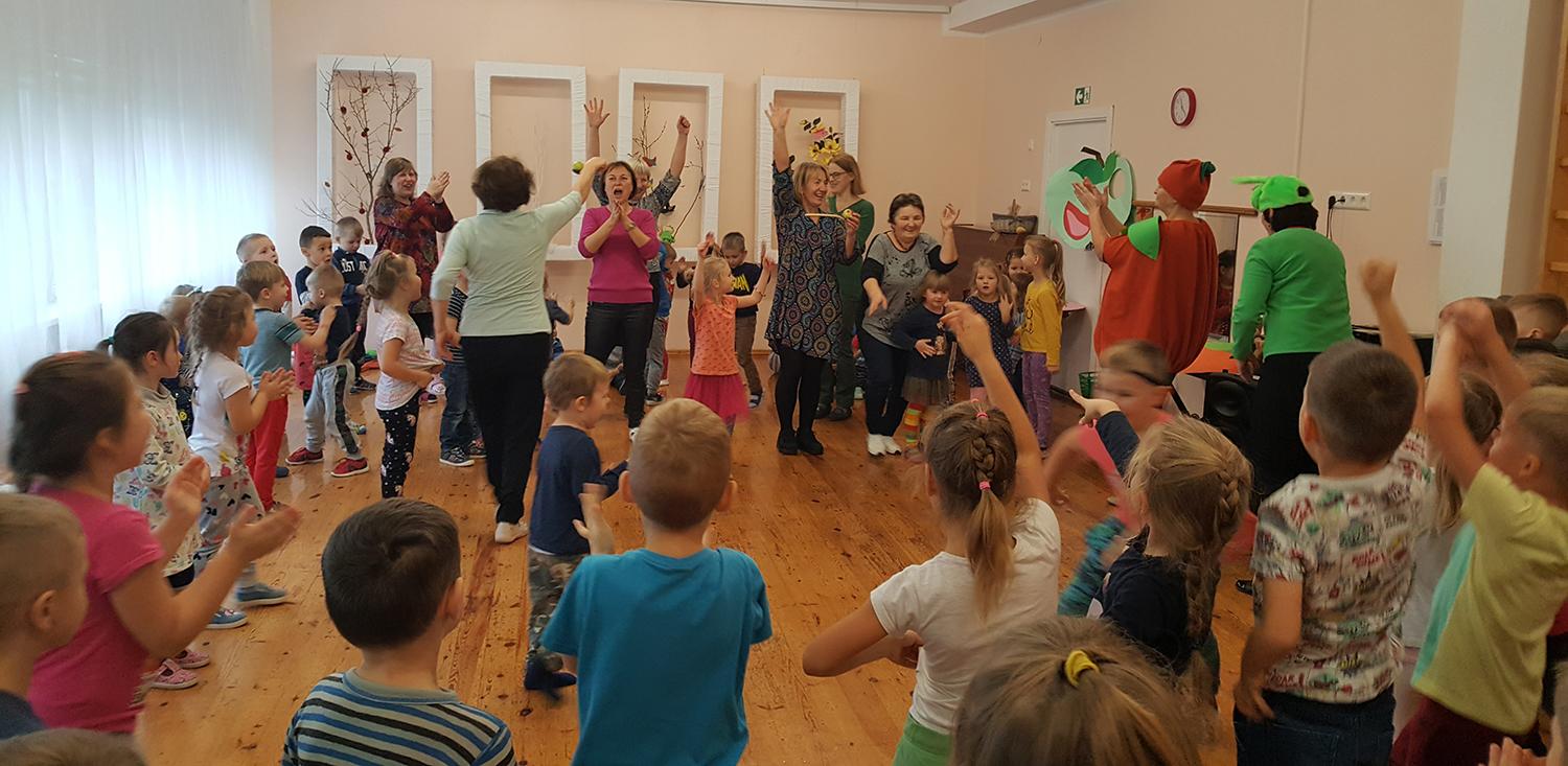 Vaikus ragino draugauti su obuoliu