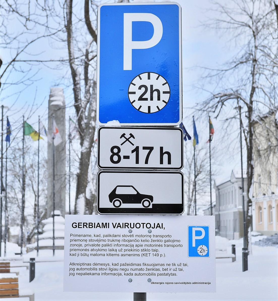 Vairuotojų prašo paisyti mieste esančių kelio ženklų / Dainiaus Vyto nuotr. Ukmergės centre įrengta ženklų „Stovėjimo ribotą laiką vieta“