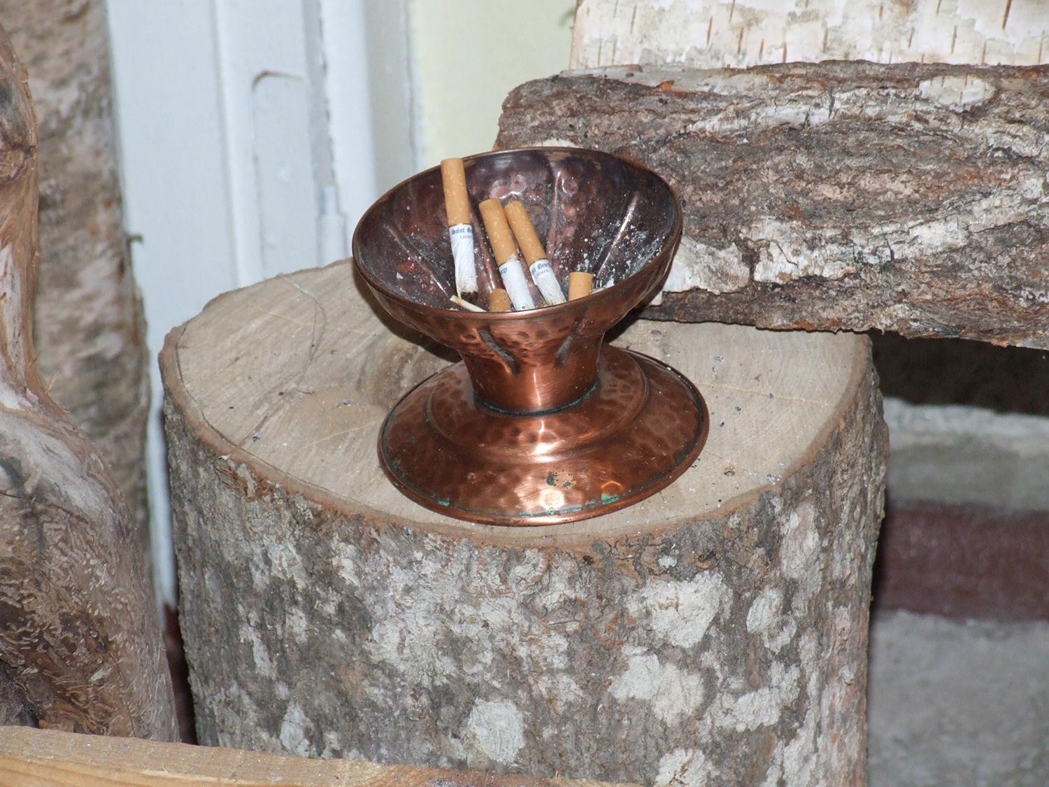 Vaizdas pašiurpino – paaugliai rūko rastas nuorūkas / Rūkyti kito asmens nuorūką pavojinga.  Gedimino Nemunaičio nuotr.