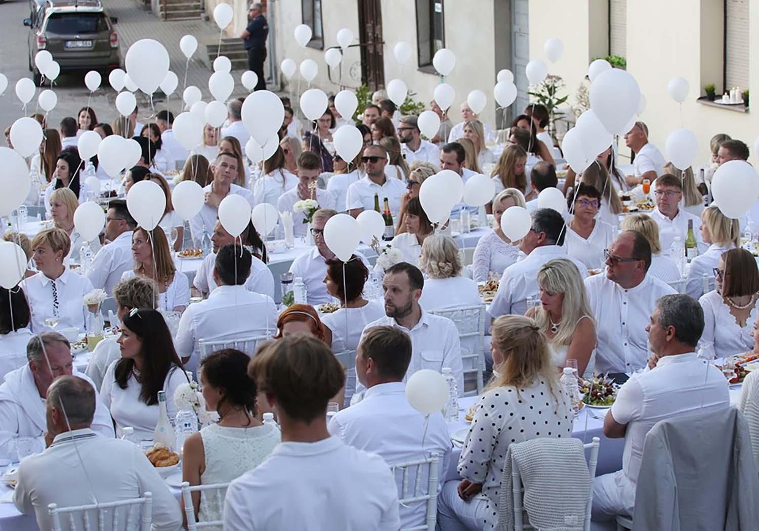 Vakarienė nušvito baltai / Ukmergėje „Balta vakarienė“ surengta pirmą kartą.