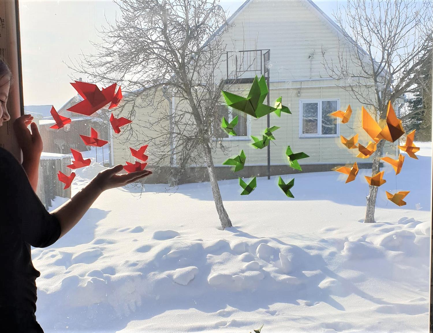 Valstybės atkūrimo dienai – virtualūs ir gyvi susitikimai / Langus papuošė trispalviai balandžiai.