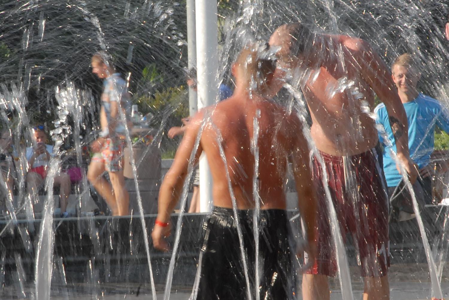 Vandens telkiniai švarūs – maudytis galime drąsiai / Karštis ragina ieškoti atgaivos net fontanuose.