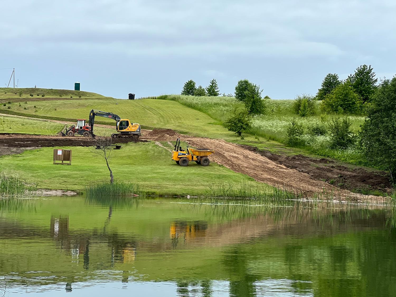 Vandens telkiniuose įrengs valčių nuleidimo vietas / Valdo Petronio nuotr. Prie Žirnajų ežero darbuojasi technika.