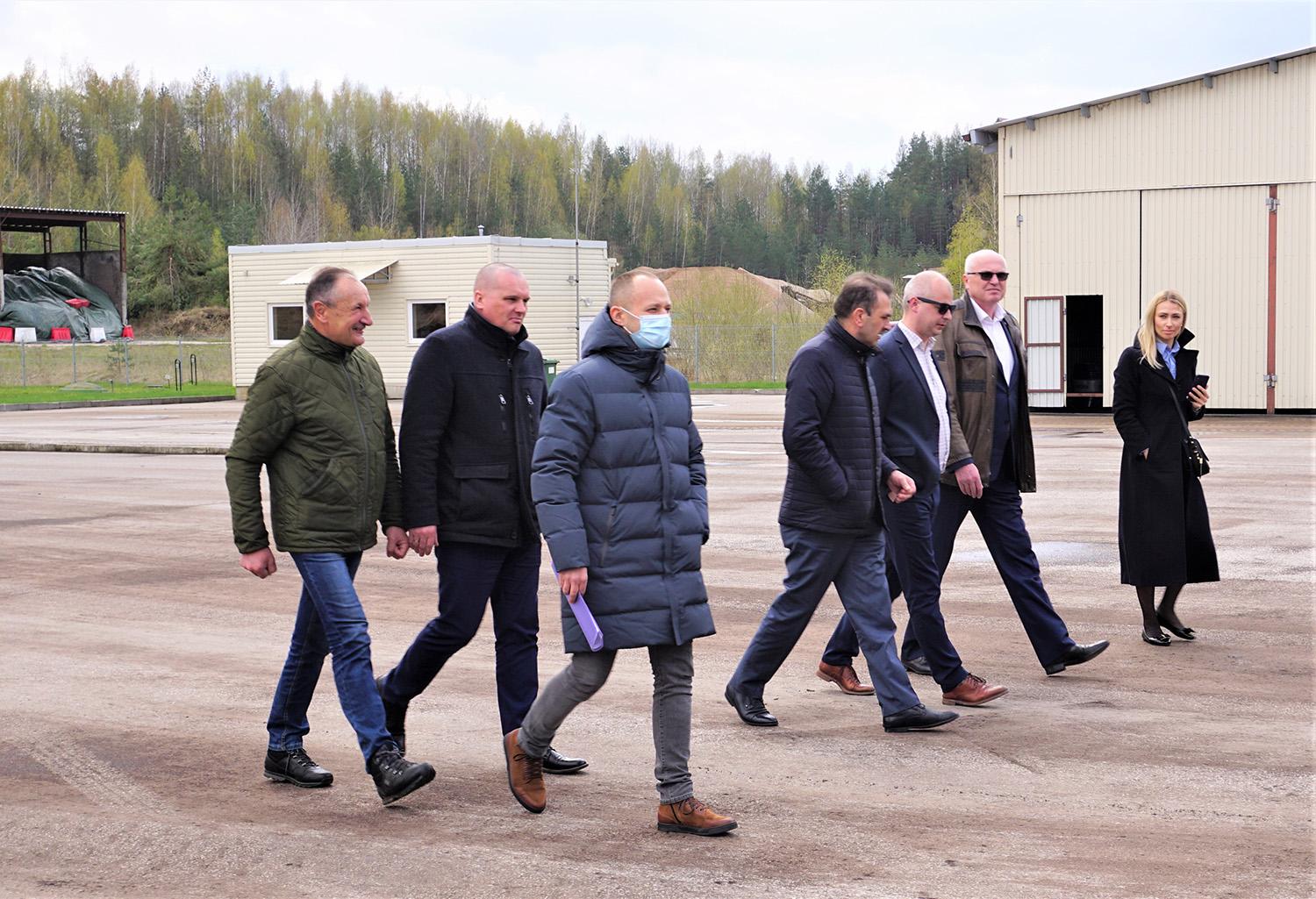 Vandens tiekimo įmonėje – aplinkos ministro vizitas / Aplinkos ministrui Simonui Gentvilui Ukmergėje aprodyta Sargeliuose esanti dumblo kompostavimo aikštelė.    Daivos Zimblienės nuotr.