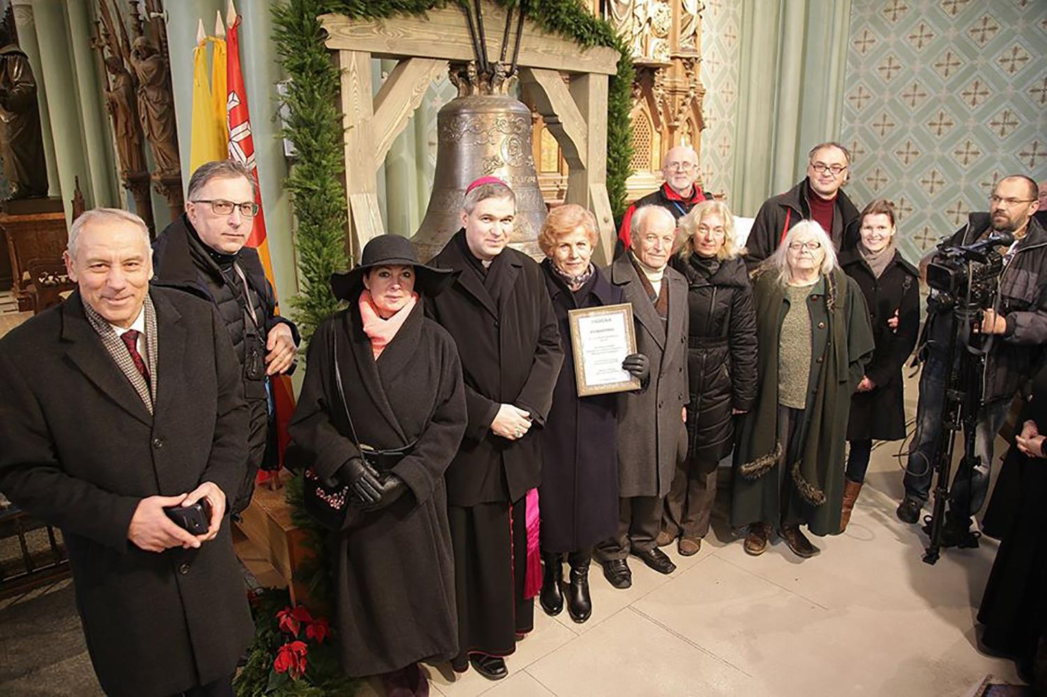 „Varpas skelbia žinią. Jis negali tylėti“ / Naujų varpų šventinimo iškilmėje dalyvavo ir vepriškis Romas Petras Šaulys.