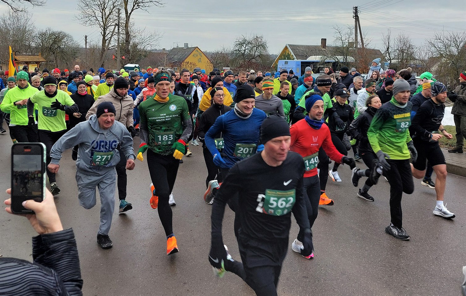 parodas / Dainiaus Vyto nuotr.Nuo Laisvės paminklo į Ukmergės piliakalnį nešama 30-ies metrų Lietuvos trispalvė. Šią pilietinę akciją inicijavo Ukmergės rajono jaunimo organizacijų sąjunga „Apskritasis stalas“.