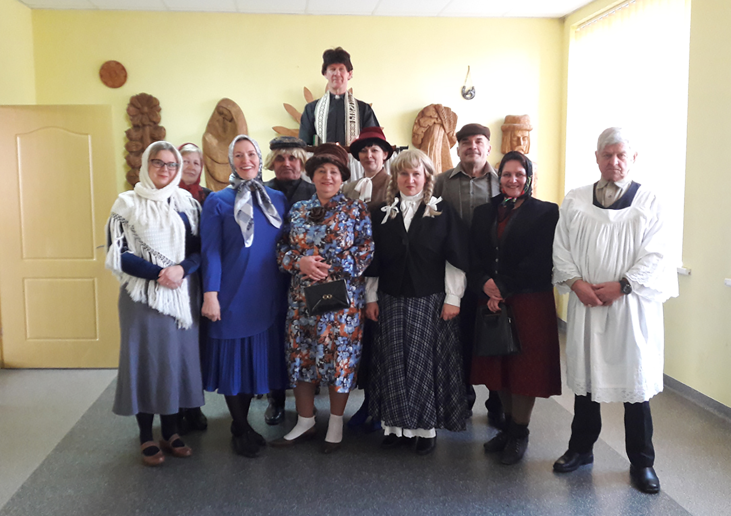 koncertas ir vaidinimas / „Laisvės žygio“ šiaurietiškomis lazdomis dalyviai.