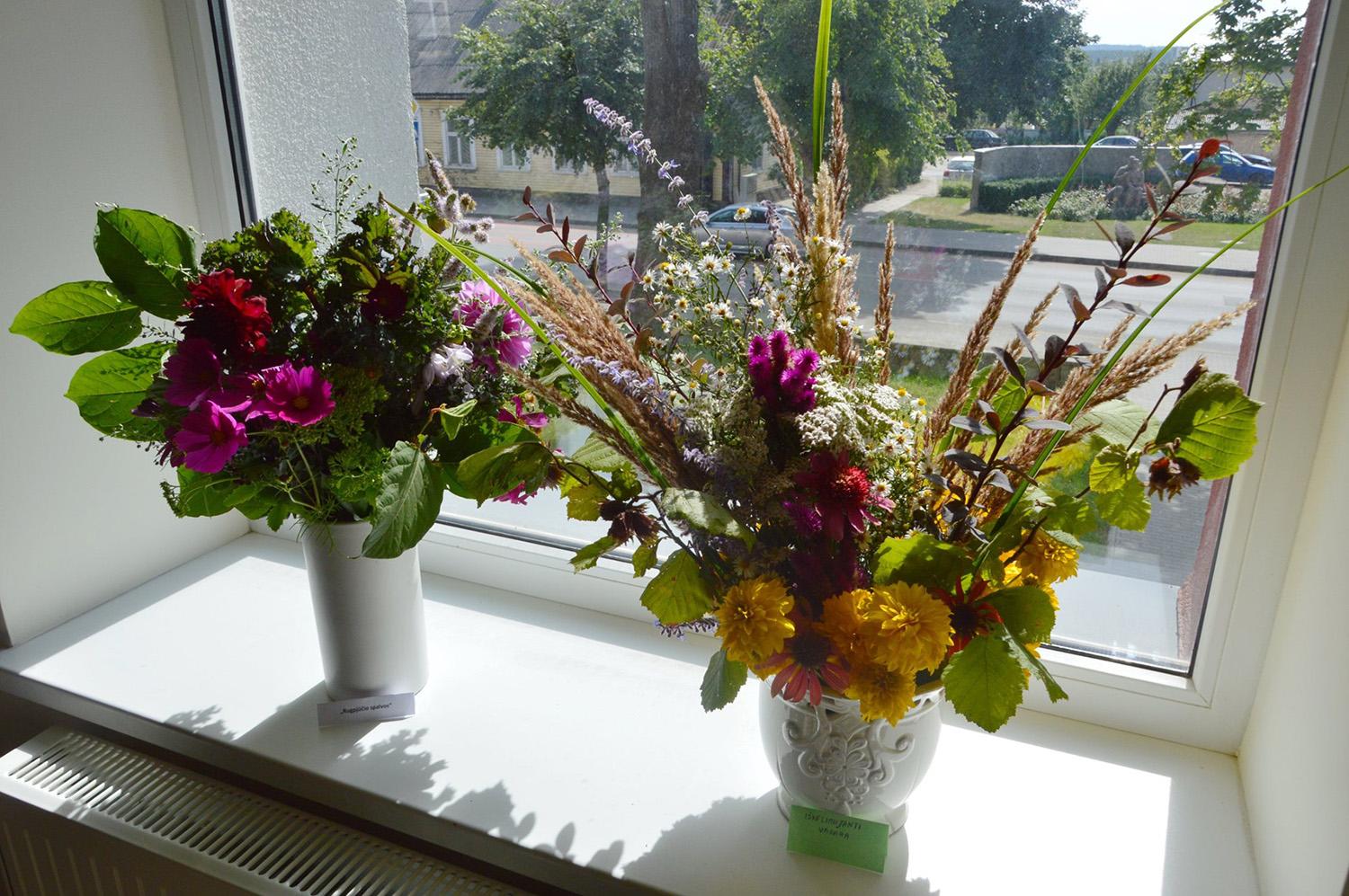 Vasaros spalvos Žolinės puokščių parodoje / Ukmergės Vlado Šlaito viešojoje bibliotekoje buvo surengta puokščių paroda.  Kristinos Darulienės nuotr.