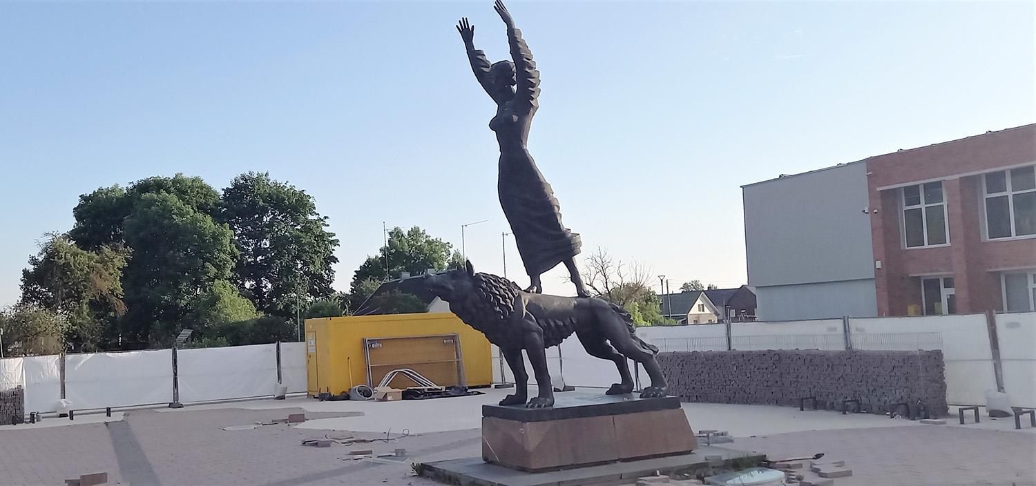 Vėl vyksta darbai prie „Pivonijos“ / Gedimino Nemunaičio nuotr. Už aklinos statybų tvoros – įstrigusių darbų pabaigtuvės.