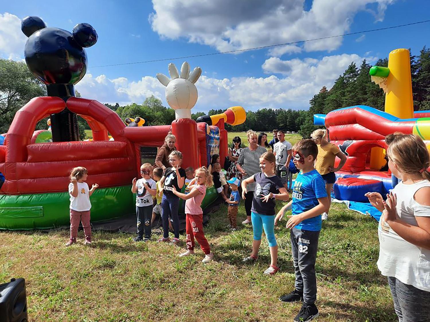 Veprių šile šurmuliavo vasaros šventė / Vaikai pramogavo batutų parke.Organizatorių nuotr.