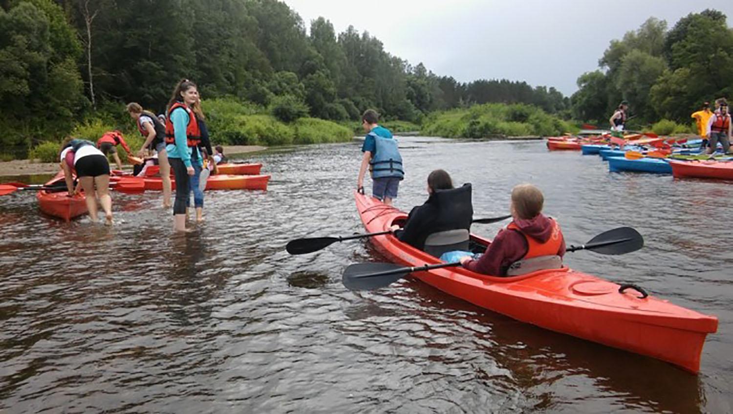 Veprių stovykloje sudėliota „Vasaros dėlionė“ / Pramogauja stovyklautojai.