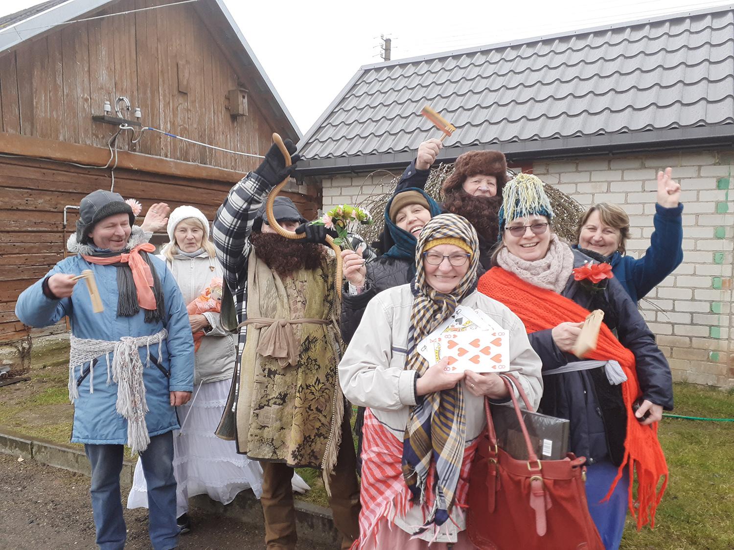 Vepriuose – Užgavėnių linksmybės / Autorės nuotr. Vepriškiai persirengėliai šurmuliavo miestelio gatvėse.
