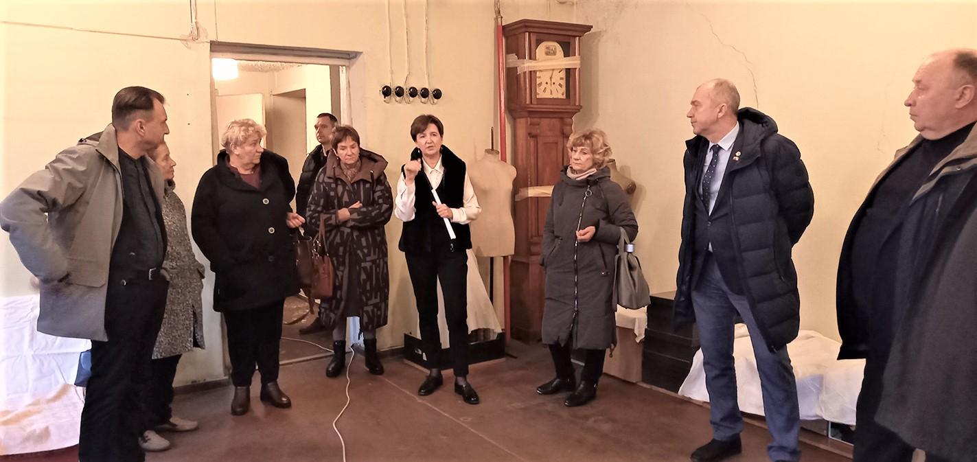 Vertino muziejaus objektus ir veiklas / Autorės nuotr. Vienas iš posėdžio dalyvių aplankytų objektų – muziejaus saugykla Gedimino gatvėje.