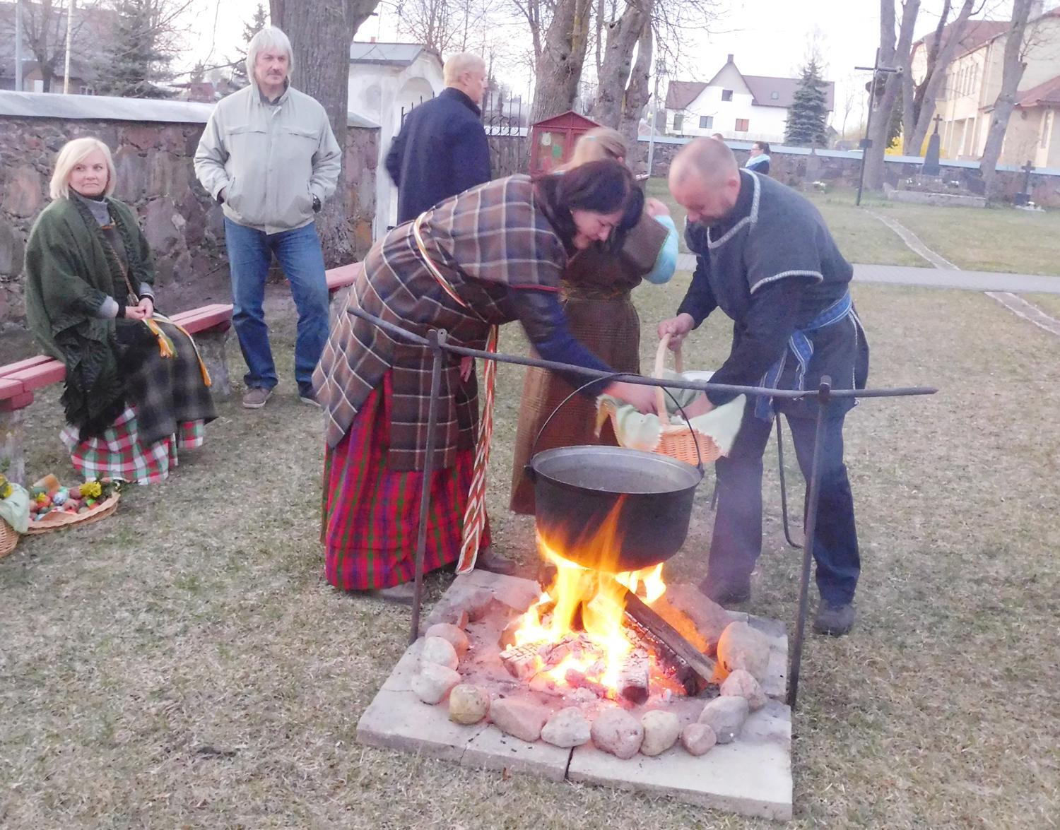 Vidiškiečiai tęsia XIX amžiaus Velyknakčio tradiciją / Bendruomenės iniciatyva atgaivinta senovinė tradicija.  Dainiaus Vyto nuotr.