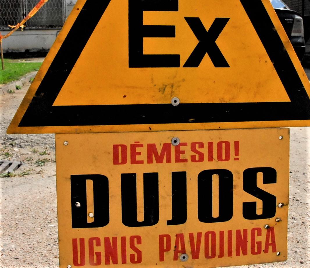 Vidiškiuose kelininkai prakirto dujų vamzdį /