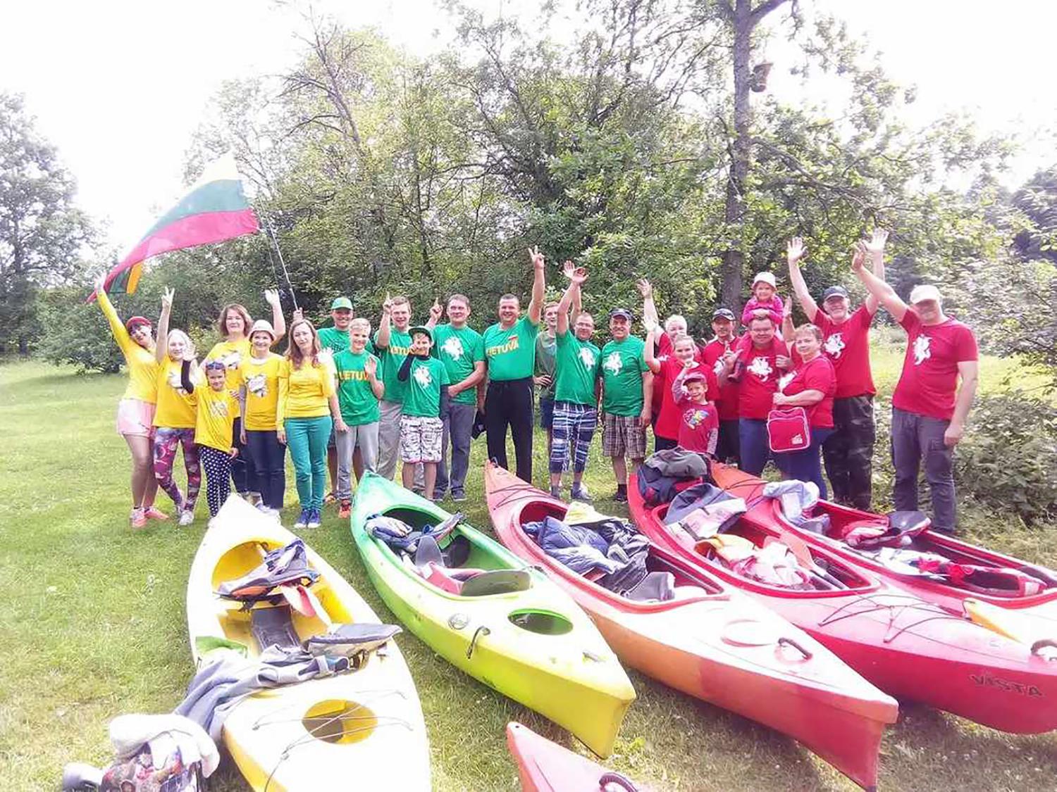Vidiškius gražina miestelio bendruomenė / Andriaus Smilgos nuotr. Vidiškių bendruomenės nariai įsiamžino 2018 m.
