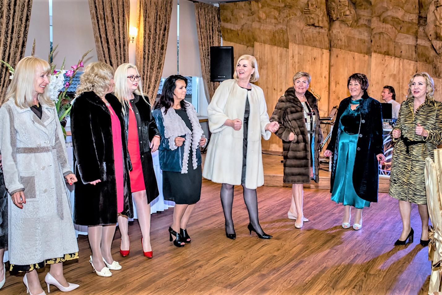 Vidurvasarį – išskirtinis kailių mados šou / Kamilės Adomaitytės nuotr. Modelius pristatė ir jubiliejaus viešnios.